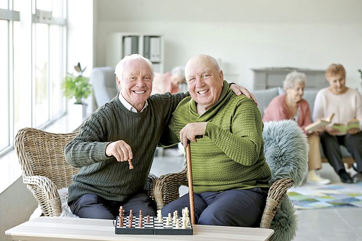 zwei Männer spielen Schach